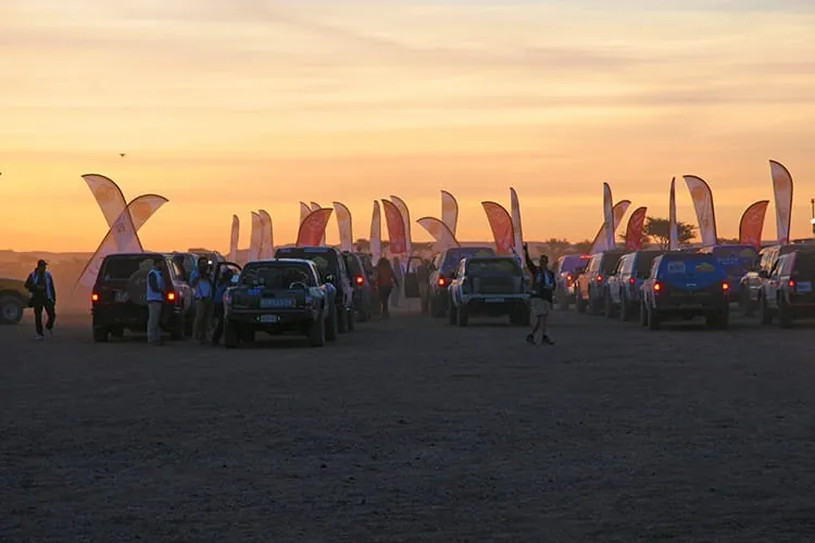 Geländewägen im Sonnenaufgang