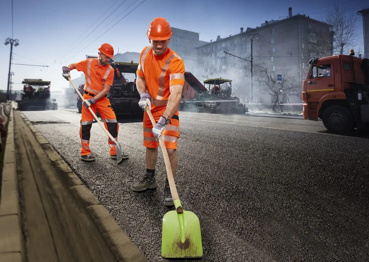 Warnschutzkleidung für den Sommer: Perfekte Sichtbarkeit an heißen Tagen