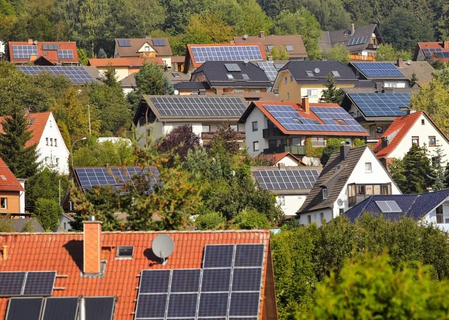 Photovoltaik groß im Kommen: Welche Arbeiten aufs Elektro- und SHK-Handwerk zukommen