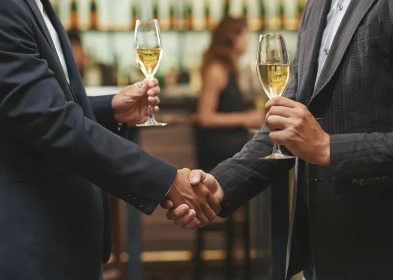 Handschlag mit Wein, Meeting