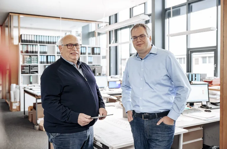 Haben erfolgreich Fachkr&auml;fte &uuml;ber Social Media gefunden: Hans-Dieter Koch (li.) und Marc W&ouml;hler, beide Chefs von Koch + Th&uuml;ner in Herford.