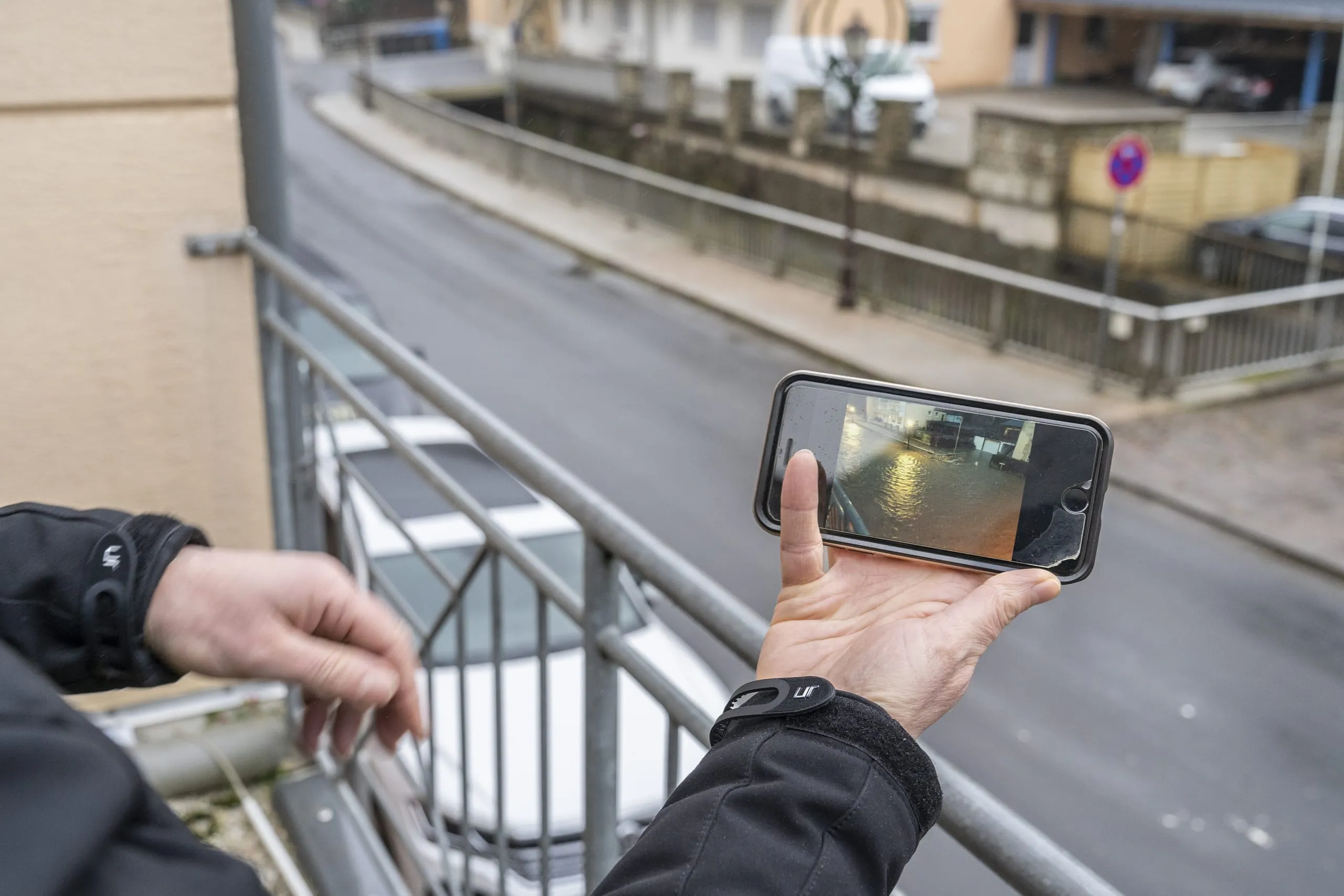 Katastrophenbilder auf dem Smartphone.