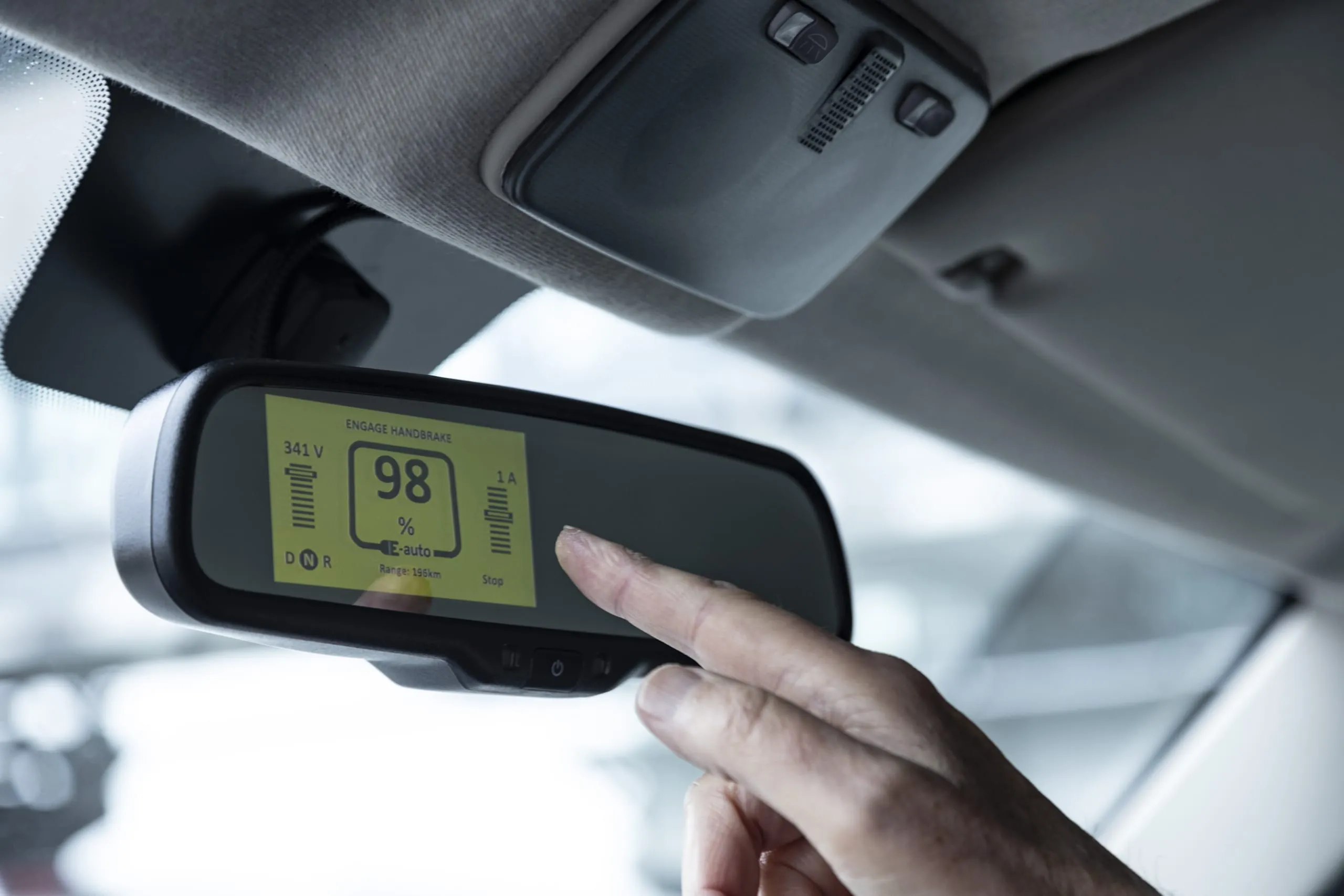 Die E-Anzeigen gibt’s im Innenspiegel, ähnlich einem Taxameter.