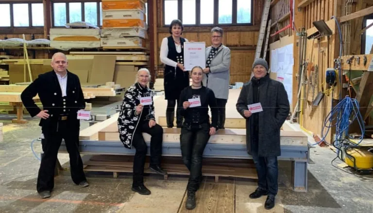 UFH-Bundesvorsitzende Tatjana Lanvermann &uuml;berreicht das Siegel an die Lotze-Franke GmbH Zimmerei, Altbausanierung, Bedach