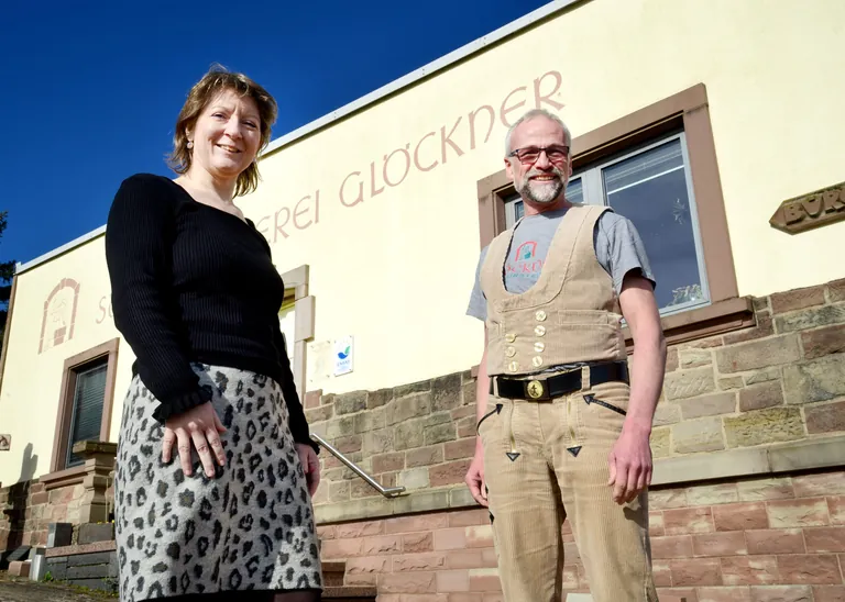 Karin Hobler, Gesch&auml;ftsleitungsmitglied und Umweltbeauftragte, und Markus Gl&ouml;ckner, Inhaber der gleichnamigen Firma Markus Gl&ouml;ckner Natursteine im saarl&auml;ndischen Neunkirchen.