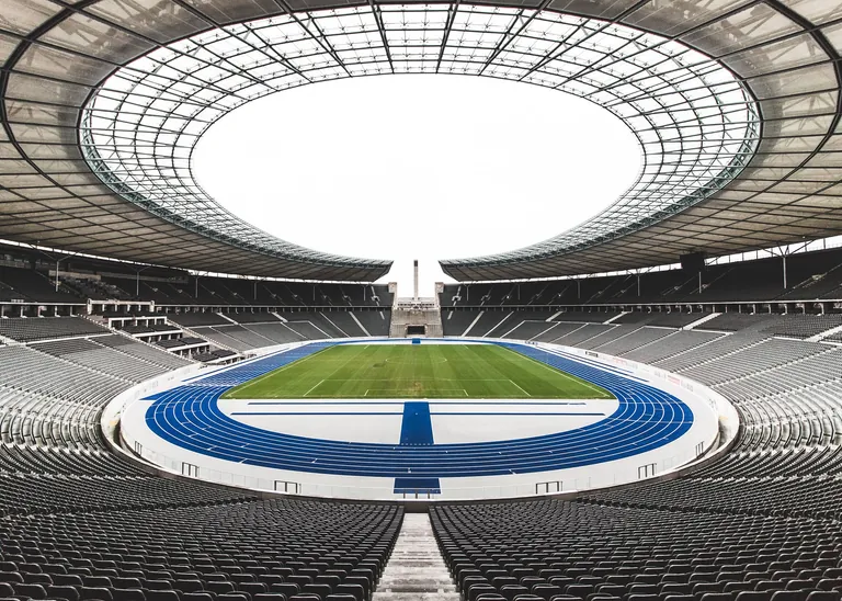 Die Ruhe vor dem Sturm: Am 25. Mai 2024 wird das Olympiastadion mit rund 75.000 Fans vom 1. FC Kaiserslautern und Bayer 04 Leverkusen gefüllt sein. Jetzt mit unserem DFB-Pokal-Gewinnspiel auch dabei sein.