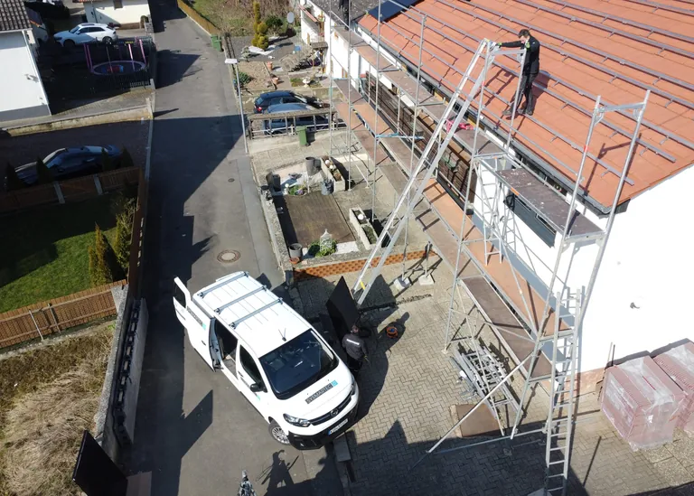 Neuling im Fuhrpark: Der Opel Vivaro-e schleppt mitunter zehn Solarmodule &uuml;berei&shy;&shy;nander zur Montagestelle.