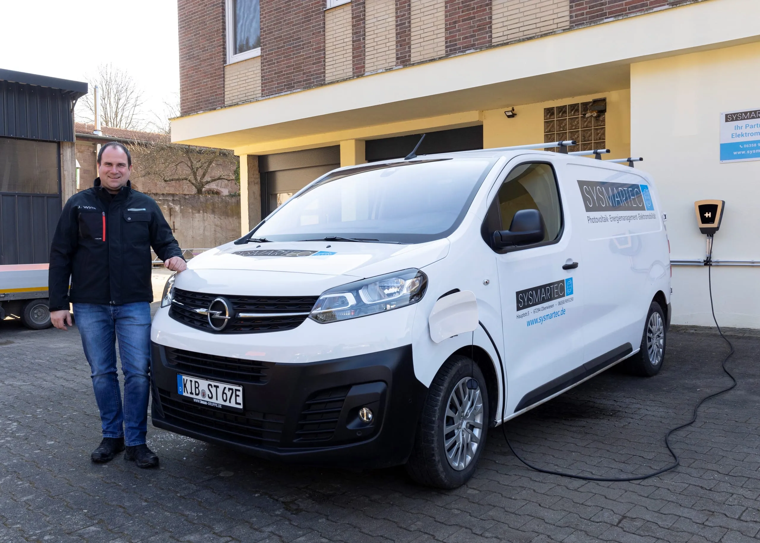 Unternehmer Jochen Wink mit seinem Opel Vivaro-e. Der Betriebsinhaber aus Oberwiesen testete mit seinem Team eine Woche lang den Stromer &ndash; und reizte auch die reale Reichweite voll aus.