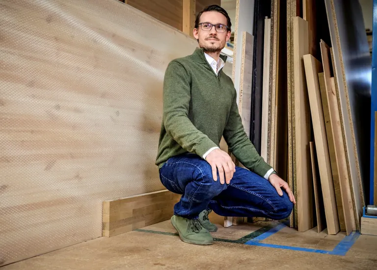 Tischlermeister Kevin Stern im norddeutschen Freiburg