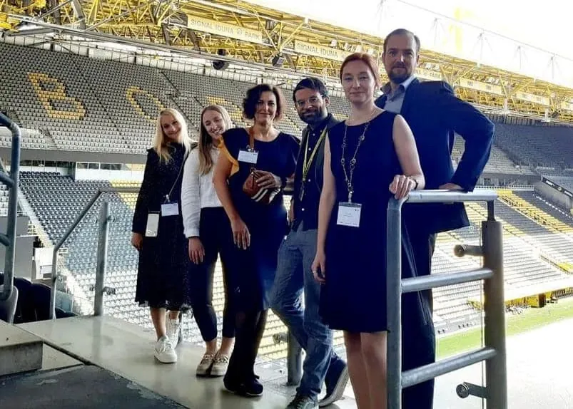 Das Orga-Team von Holzmann Medien und handwerk magazin (v.l.n.r.): Maria Ringler (Produktmanagement), Lara Edler (Produktmanagement), Senta Sanders (Produktmanagement), Ramón Kadel (Chef vom Dienst), Ilka Becirevic (Volontärin) und Patrick Neumann (Chefredakteur und Moderator).