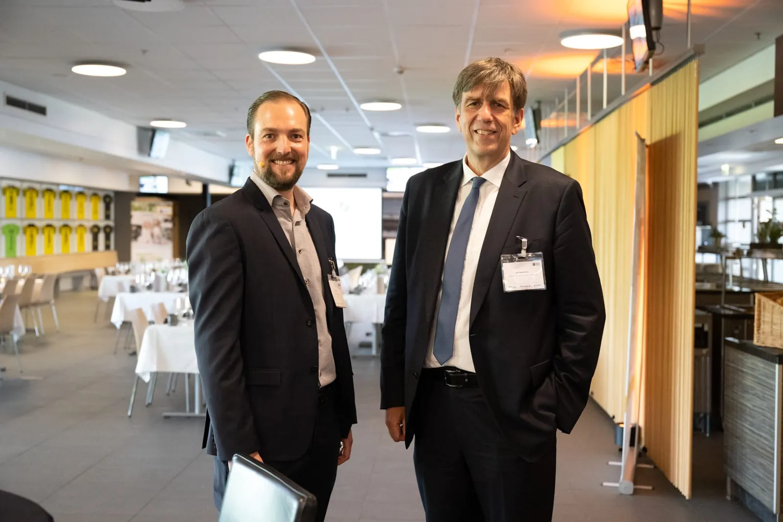 Chefredakteur und Moderator Patrick Neumann (li.) freut sich gemeinsam mit Holzmann-Medien-Verlagsleiter Jan Peter Kruse auf die Gäste.