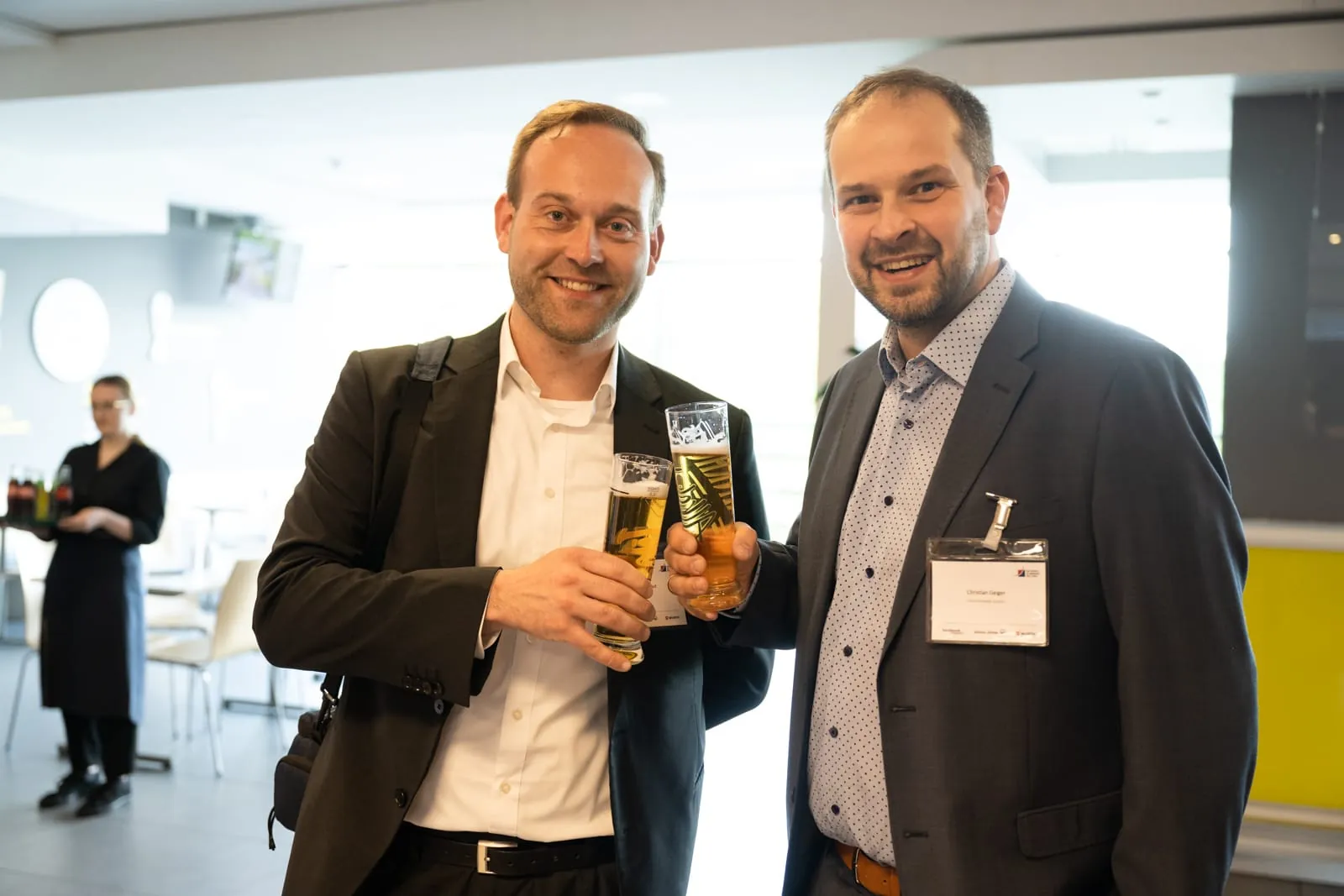 Anstoßen auf den Sieg: Der erstplatzierte Hörgeräteakustikermeister Christian Geiger (re.) freut sich zusammen mit Maximilian Eisenhut.