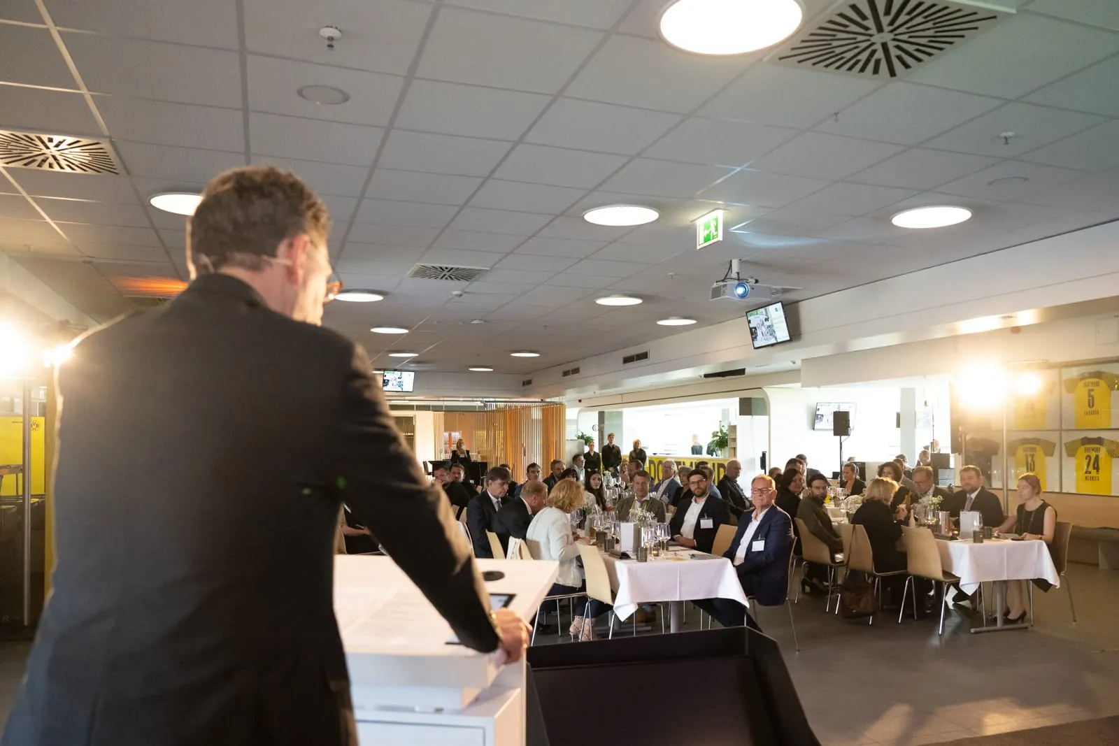 Tolle Kulisse: Ulrich Leitermann begrüßt die Gäste im Dortmunder Signal Iduna Park.