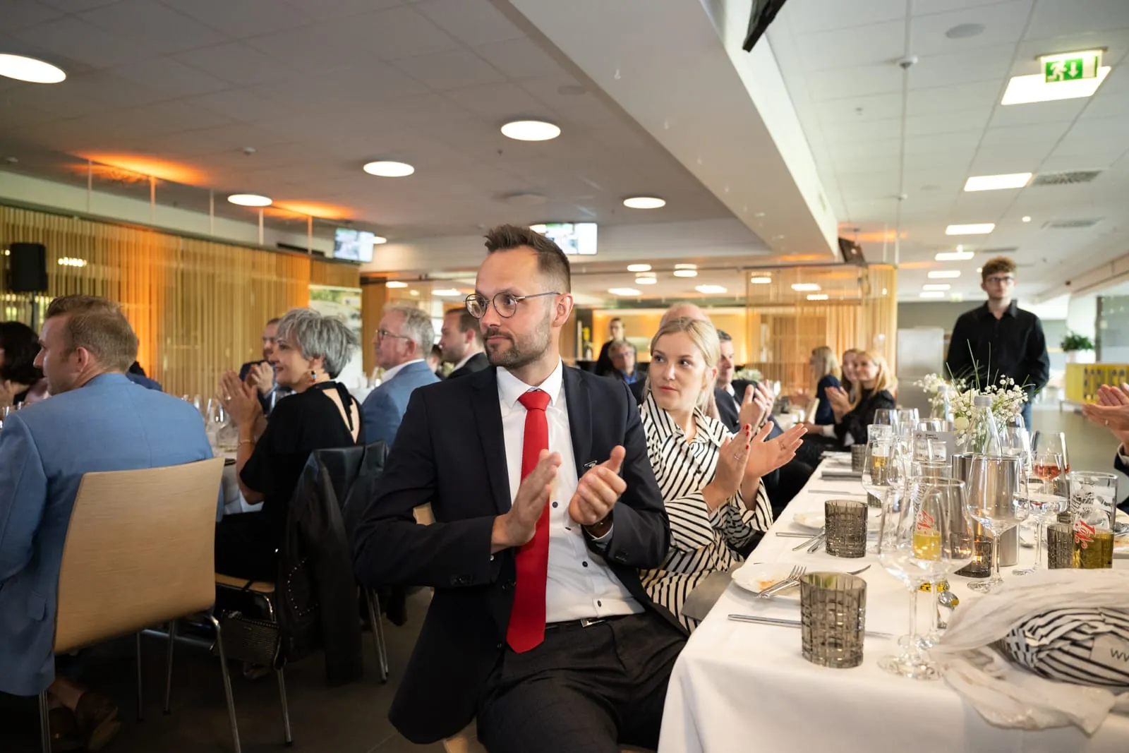 Gute Stimmung: Die Vorfreude auf die Gewinner steigt.
