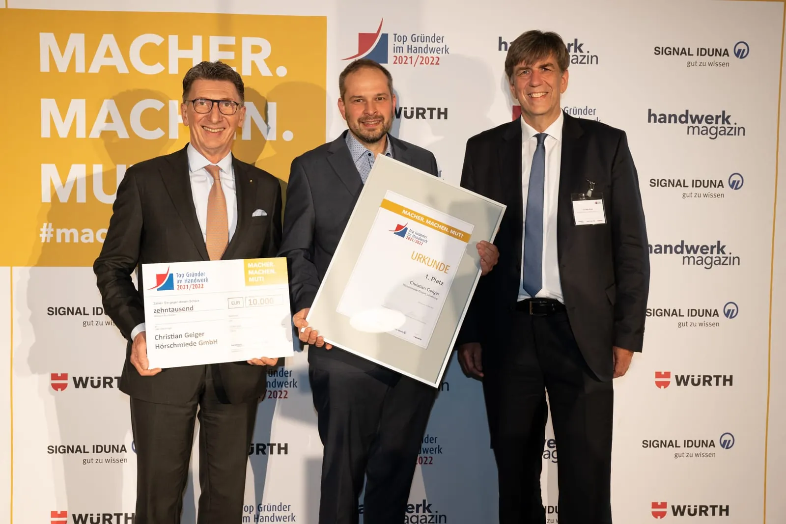 Platz 1: Der Top Gründer im Handwerk – Christian Geiger – mit Signal-Iduna-CEO Ulrich Leitermann (li.) und Holzmann-Medien-Verlagsleiter Jan Peter Kruse.