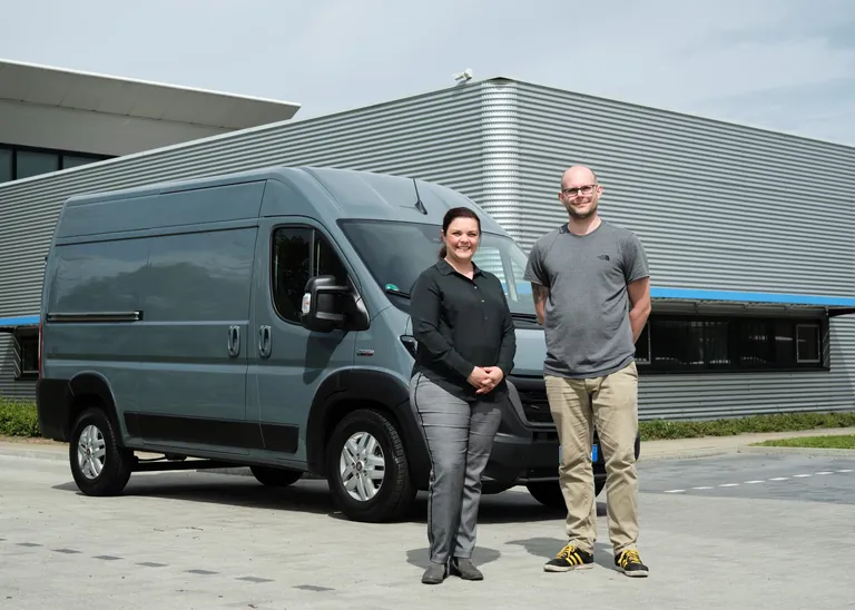 Kathrin de Blois mit ihrem Mitarbeiter Dennis Verworrn