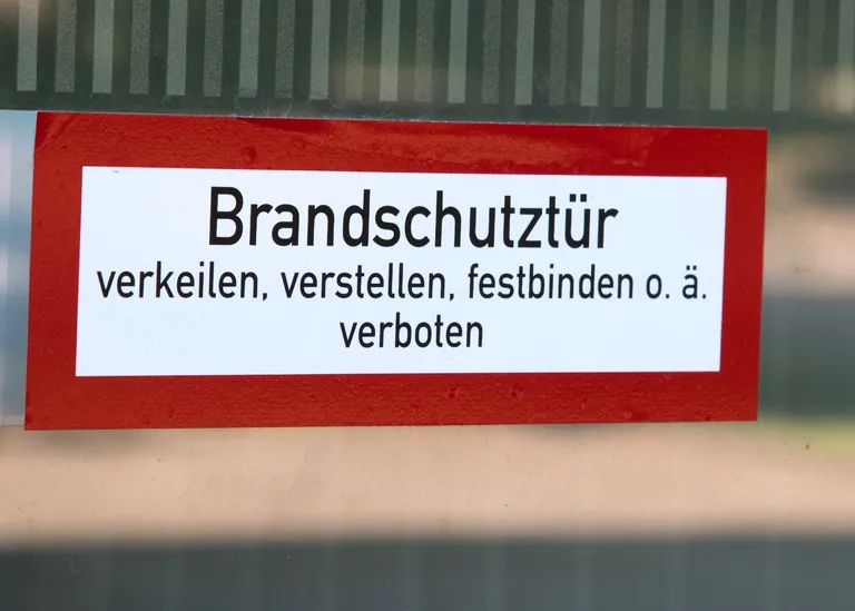 Hinweis auf eine Brandschutzt&uuml;r