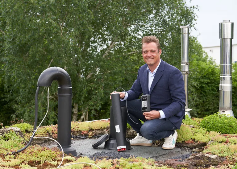 Seifriz-Preistr&auml;ger und Dachdeckermeister Christoph Schendel mit seiner L&ouml;sung f&uuml;rs smarte Dach.