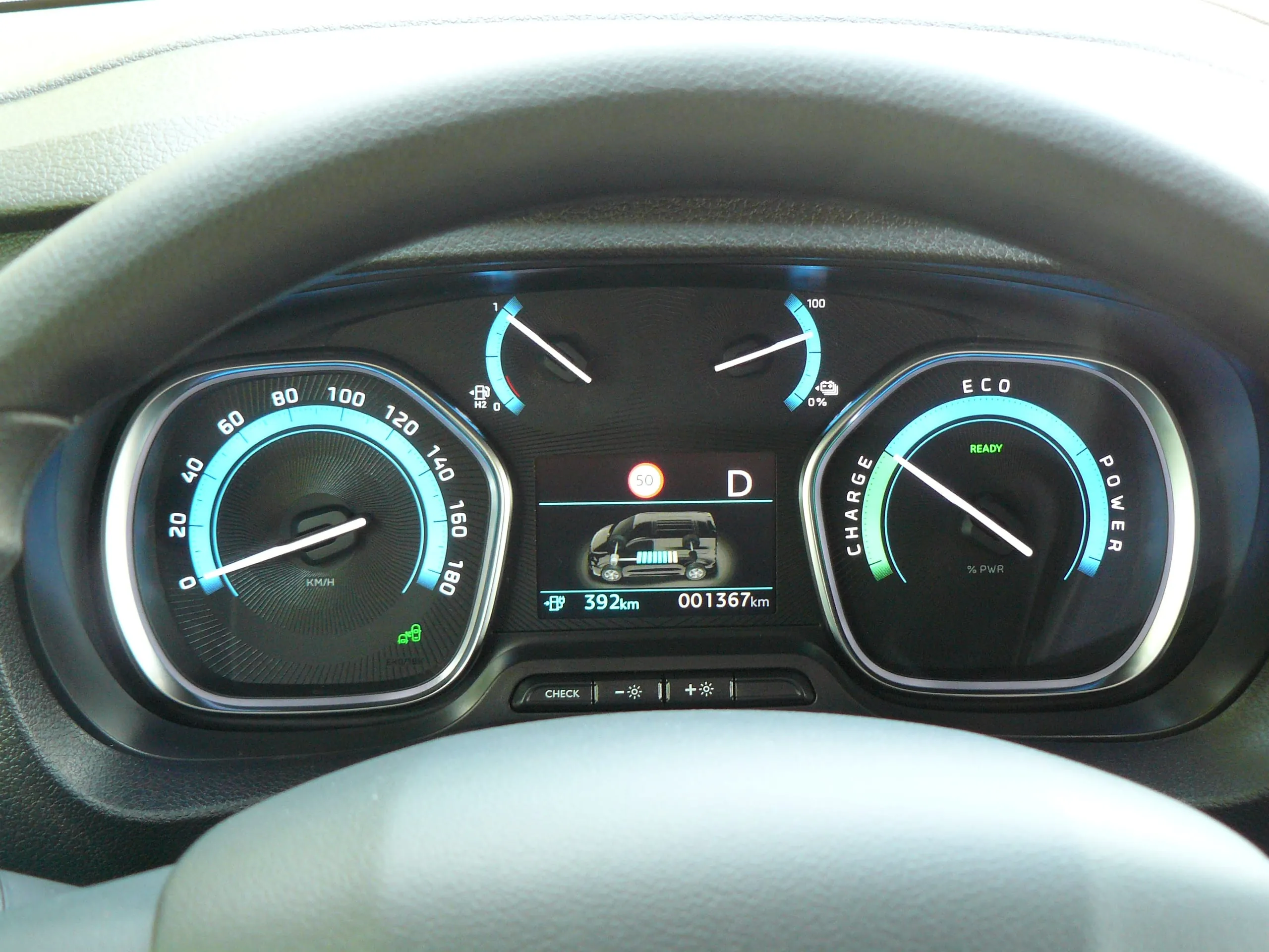 ben in der Instrumententafel: die Anzeige für den Wasserstoff (li).