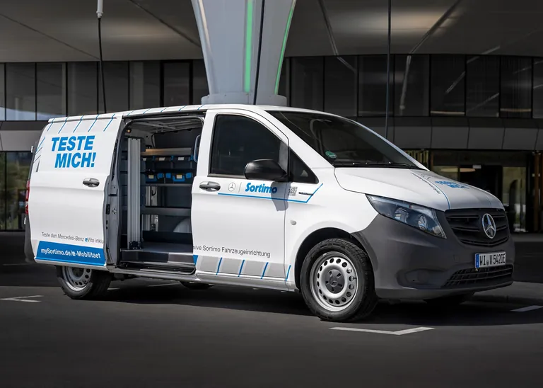 Au&szlig;enansicht Mercedes-Benz eVito mit Sortimo Fahrzeugeinrichtung SR5