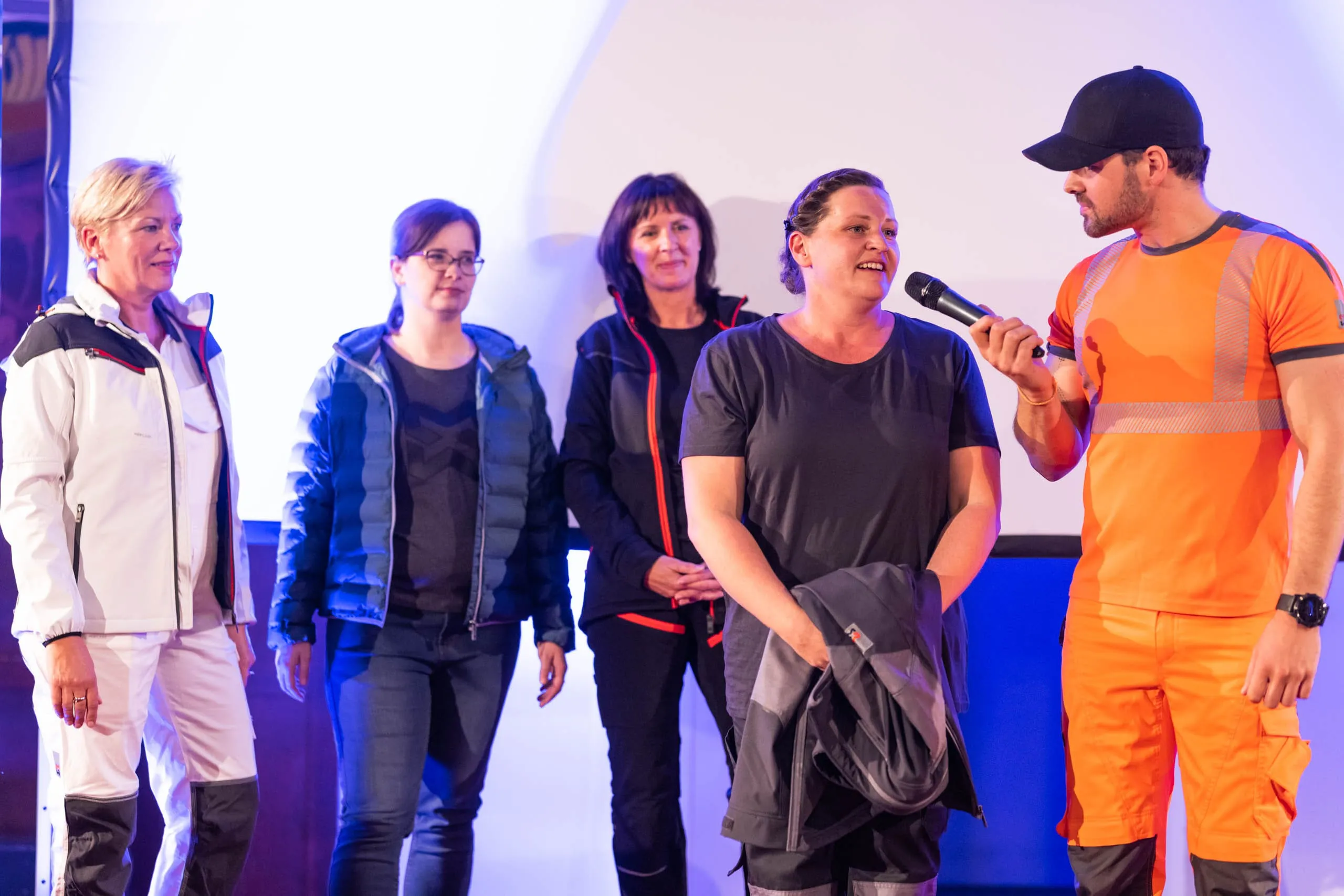 Die Überraschung des Abends: Felix Gaisberger von Würth Modyf (re.), besser bekannt als „Mr. Mo“, veranstaltete für und mit den Unternehmerfrauen eine kleine Modeschau.