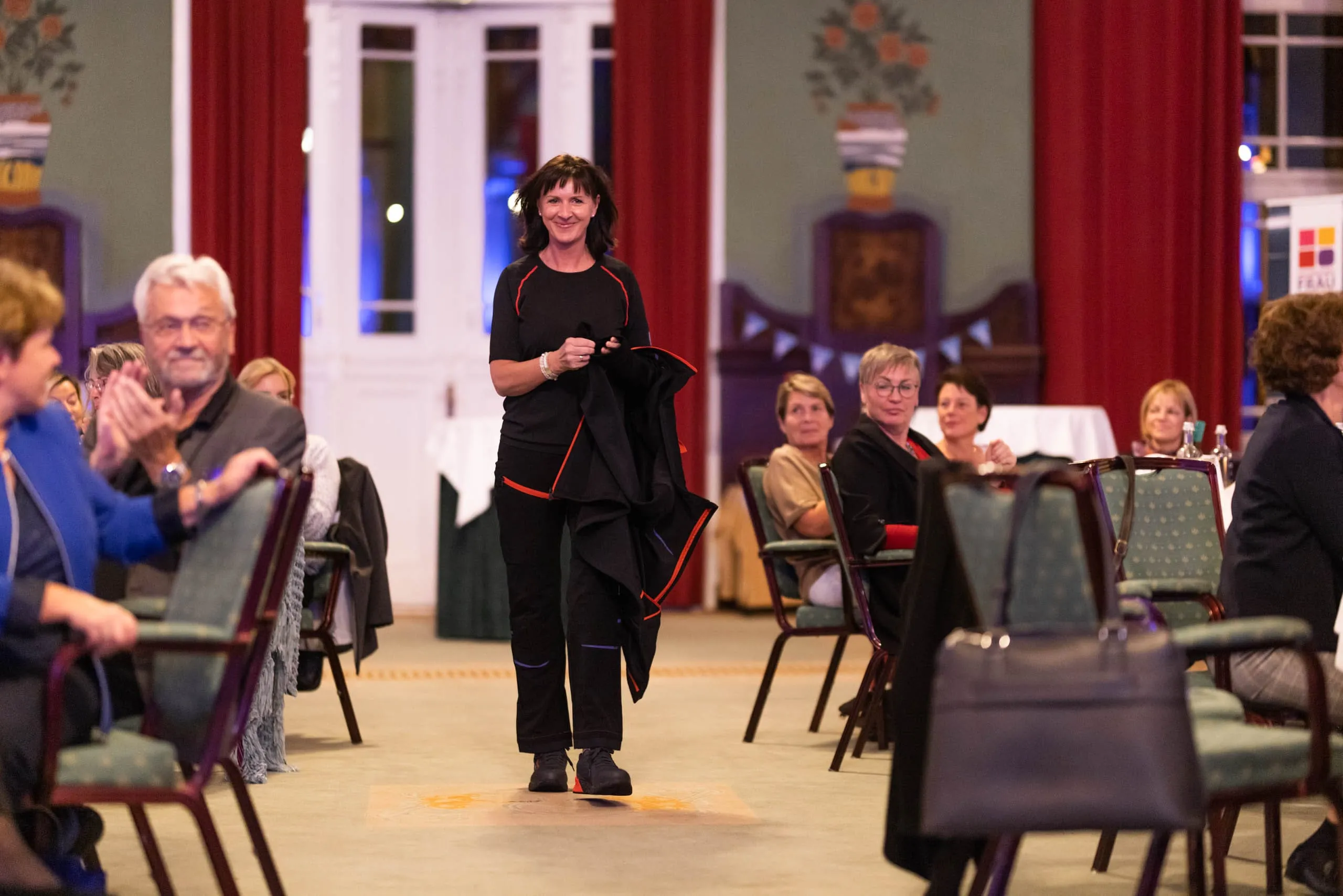 Der „Laufsteg“ führte mitten durch die anwesenden Gäste.