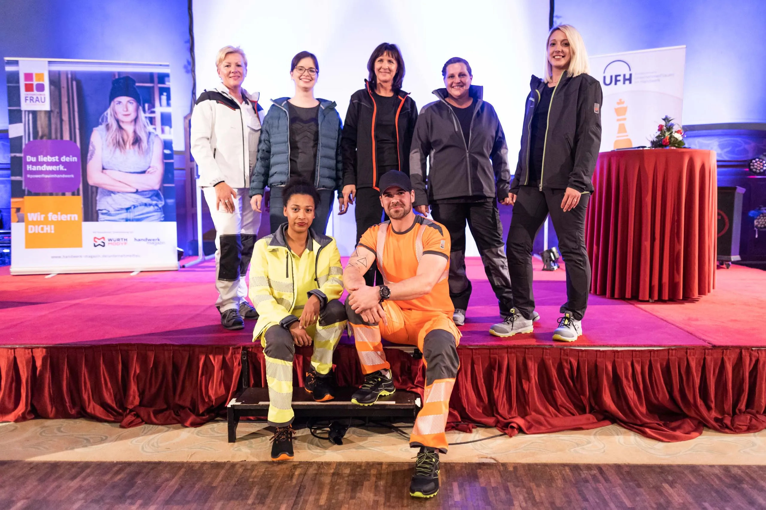 Alle Teilnehmerinnen der Modeschau zusammen mit Arbeitskleidungsexperte „Mr. Mo“ von Würth Modyf.