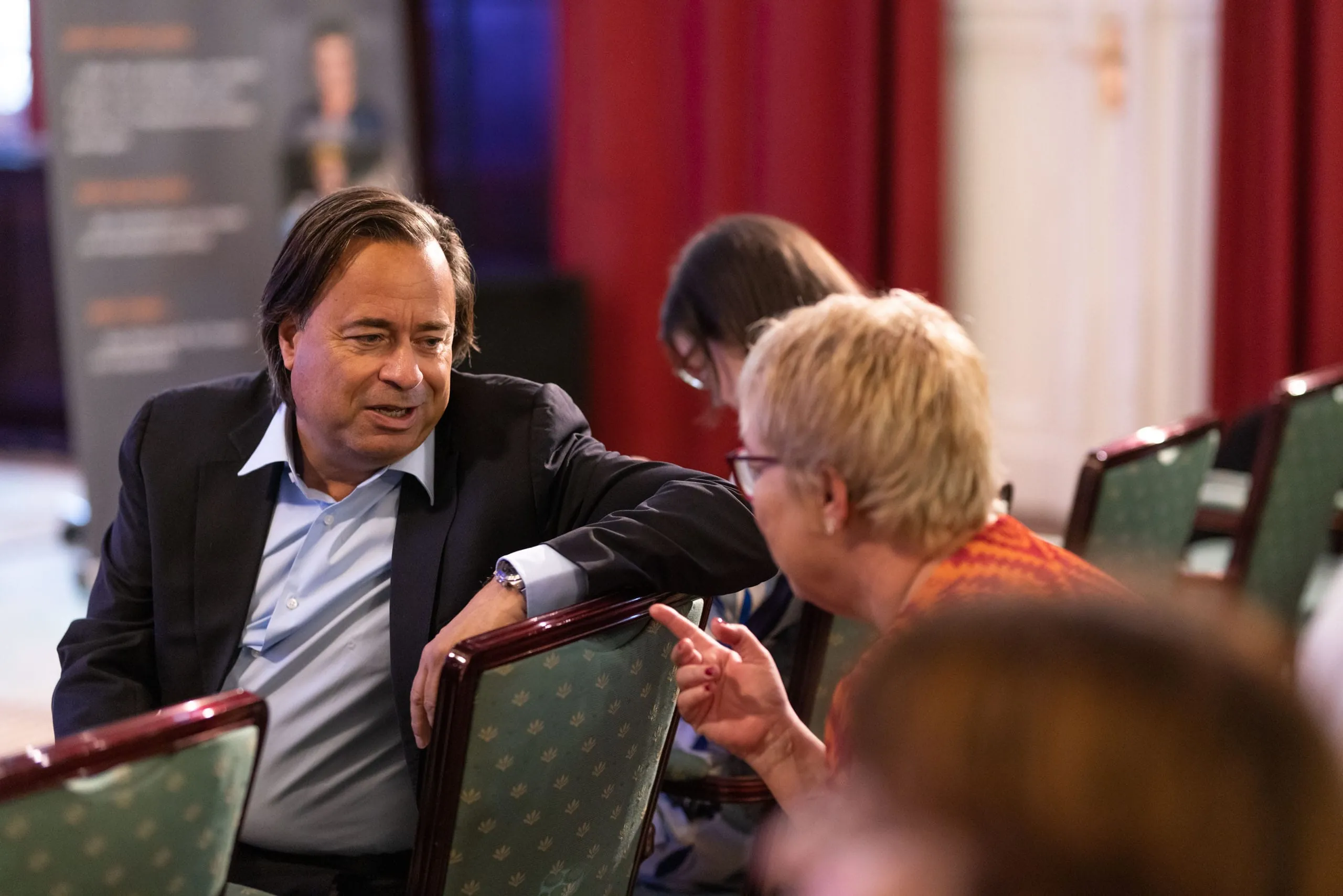 Verleger Alexander Holzmann freut sich gemeinsam mit den Unternehmerfrauen auf den Start der Preisverleihung…