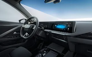 Next Step: Das digitale Pure Panel, die gute Verarbeitungsqualit&auml;t und die ergonomischen Sitze gefallen.