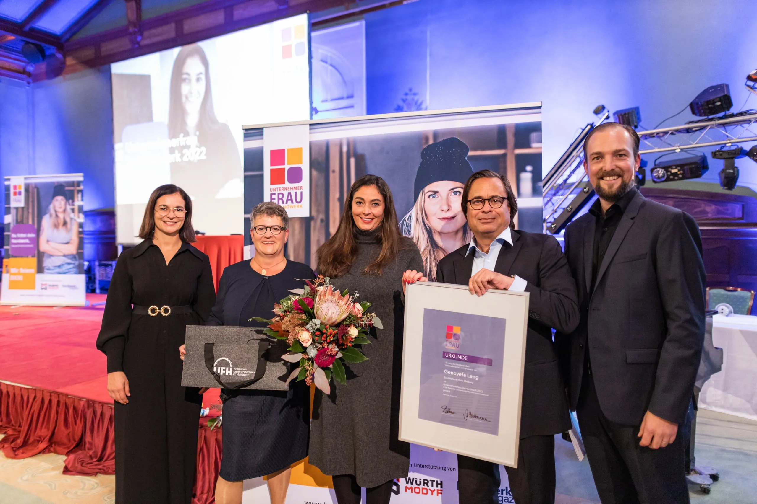 Siegerin Genovefa Leng (Mitte), zusammen mit Würth-Modyf-Geschäftsführerin Melanie Röger (li.), UFH-Bundesvorsitzende Tatjana Lanvermann (2.v.l.), Holzmann-Medien-Verleger Alexander Holzmann (2.v.r.) und Patrick Neumann, Chefredakteur von handwerk magazin.