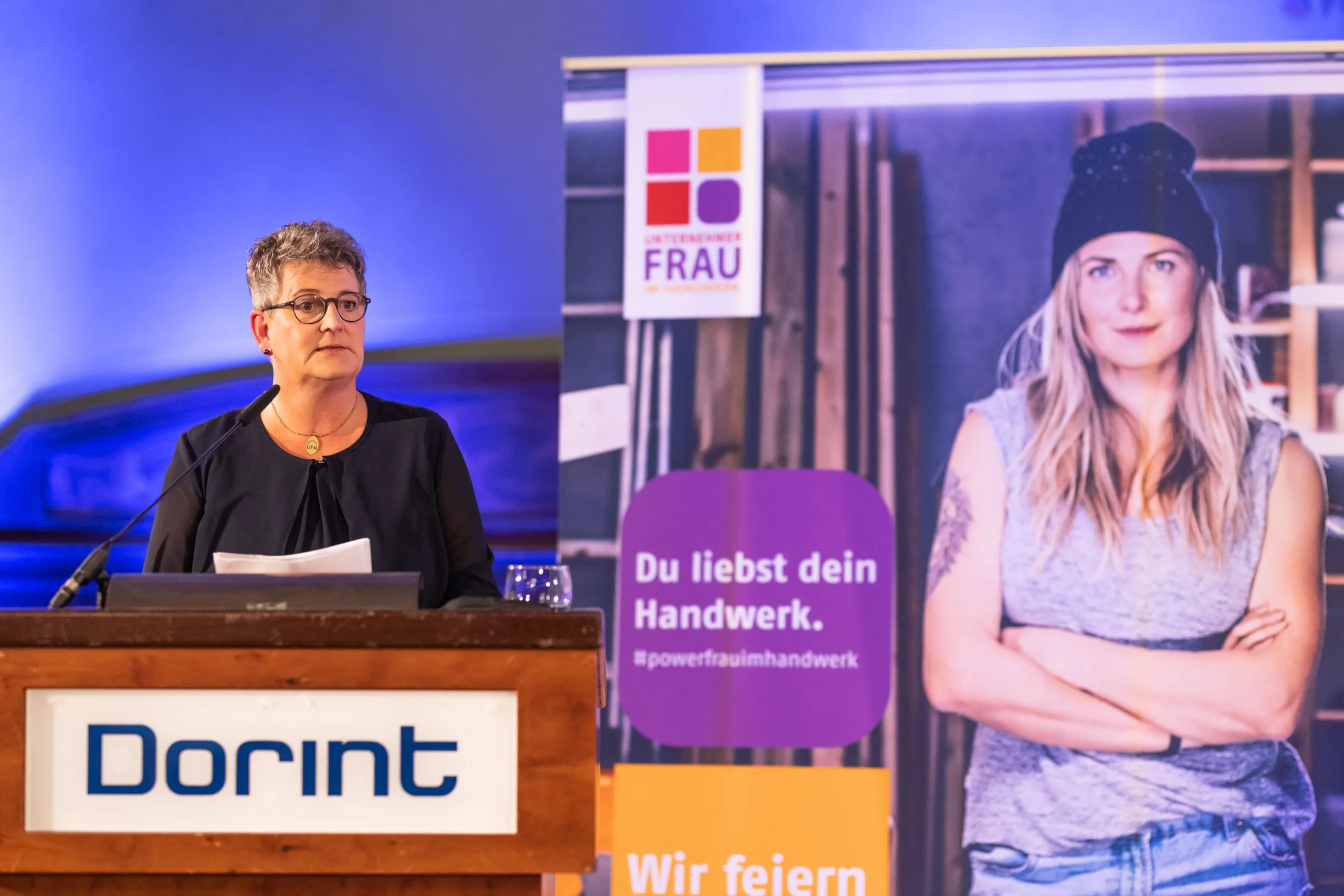 Die Laudatio auf die zweite Preisträgerin des Abends hält Tatjana Lanvermann, Bundesvorsitzende der Unternehmerfrauen im Handwerk (UFH).