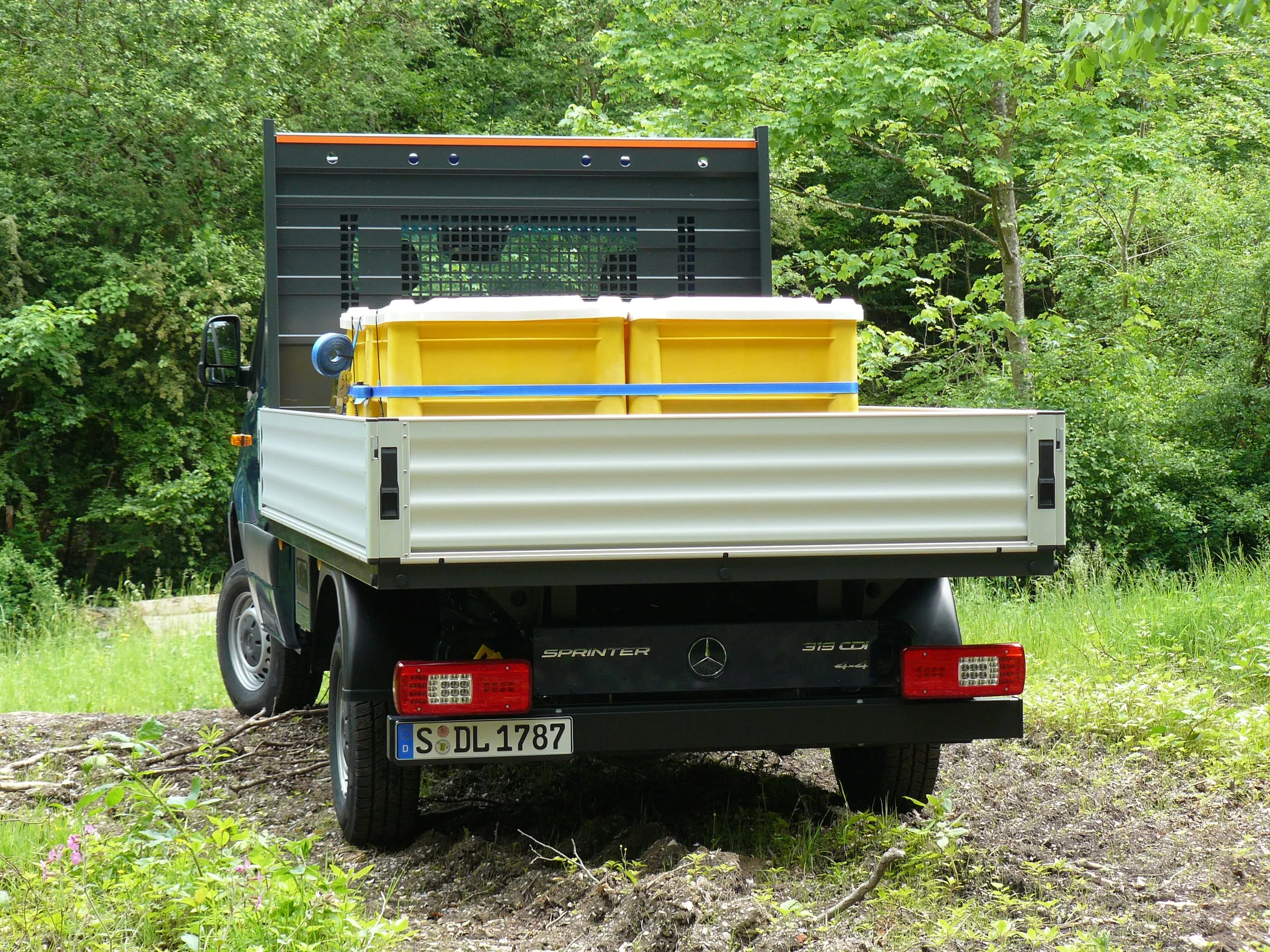 Schlank: Die Pritsche trägt leichte und elegant geformte Aluminium-Bordwände.