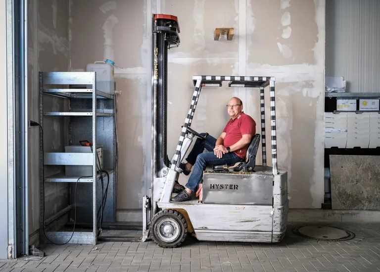 Miguel Heise, Inhaber der Dachdeckerei Heise aus Kiel, leitet seine Telefonate zu einem externen Sekretariat um – und ruft dann in Ruhe zurück.