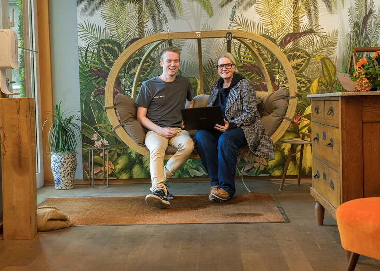 Heike Kryszat und Philipp Wulfers f&uuml;hren den Tischlereibetrieb Winter & Wulfers in Emsdetten zu zweit. Die beiden Firmennachfolger haben &uuml;ber eine Arbeitsvermittlungsplattform zusammengefunden.