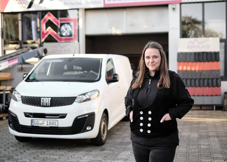 Zum ersten Mal im Stromer unterwegs: Dachdeckermeisterin Melanie Siefer.