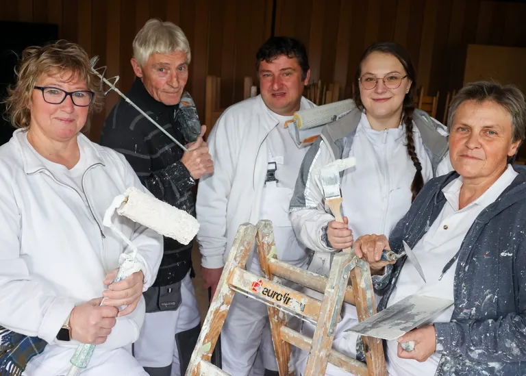 Sibille Druschke (links), Inhaberin des Malerbetriebs Lange in Braunschweig, ist stolz auf ihr gemischtes Team.