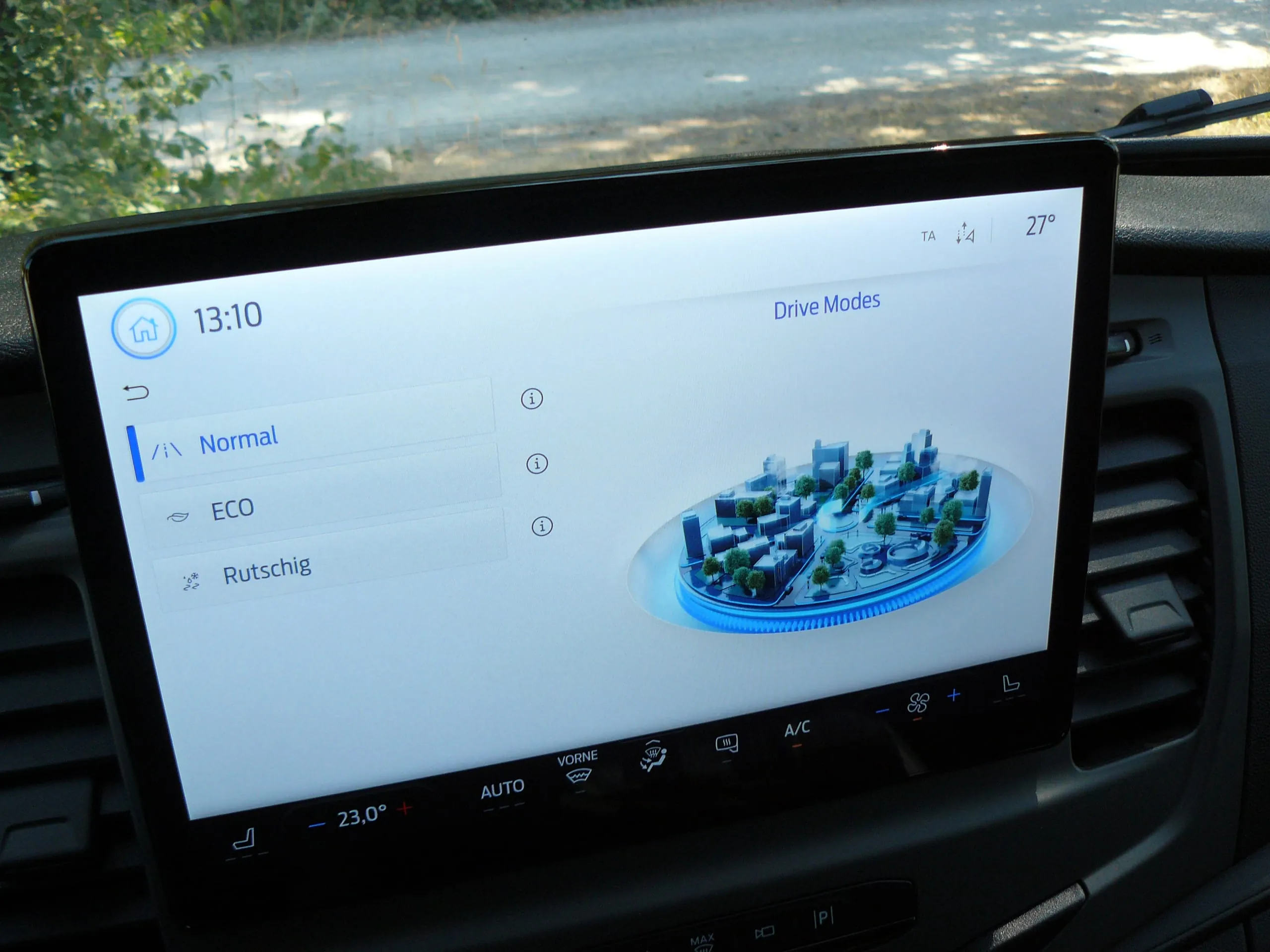 Großer Monitor mit fantasievollen Anzeigen, hier für den Fahrmodus.