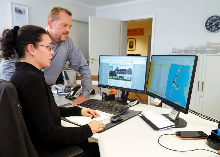 Lars Volquardsen, Gesch&auml;ftsf&uuml;hrer und Bauleiter der Bauunternehmung Edlef Jensen GmbH in Tinnum auf der Insel Sylt, und seine Kollegin, Finanzbuchhalterin Bianca Thomsen.