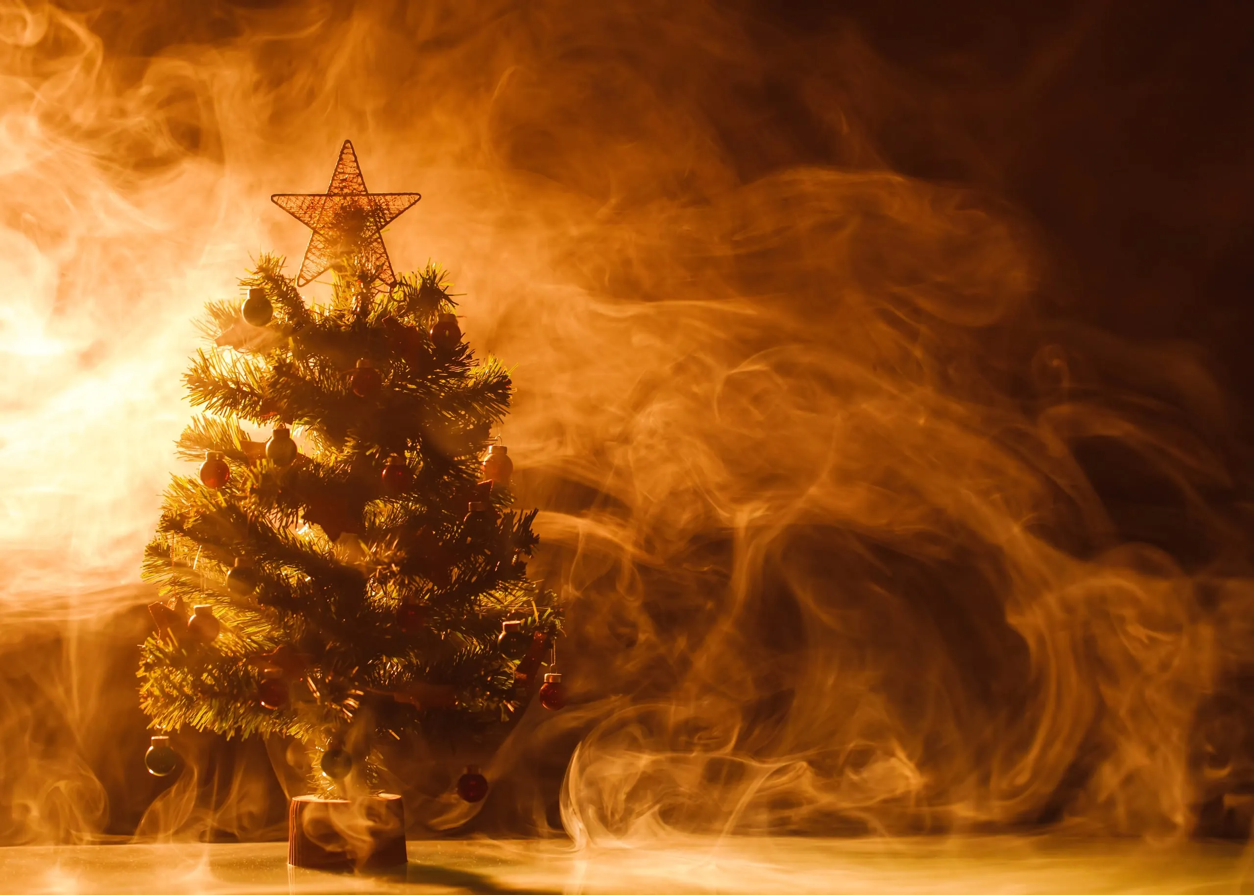 Feuer an Weihnachten: Wer zahlt, wenn Christbaum oder Adentskranz brennen?