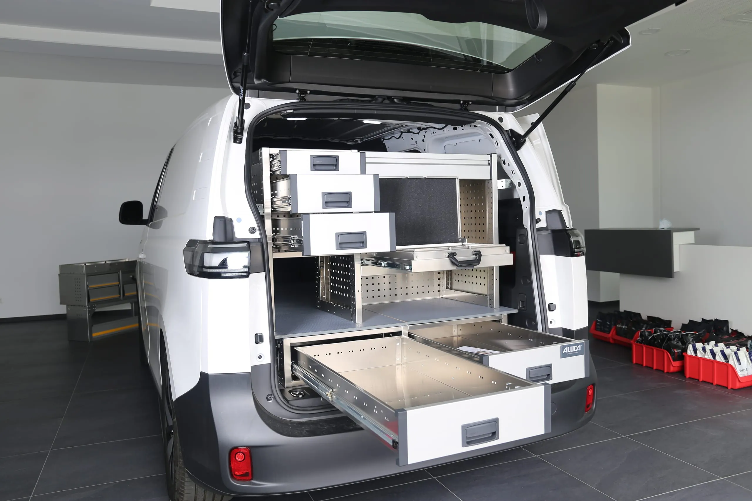 Aluminium heißt Leichtbau: Muster­einrichtung von Aluca für den VW ID. Buzz Cargo.