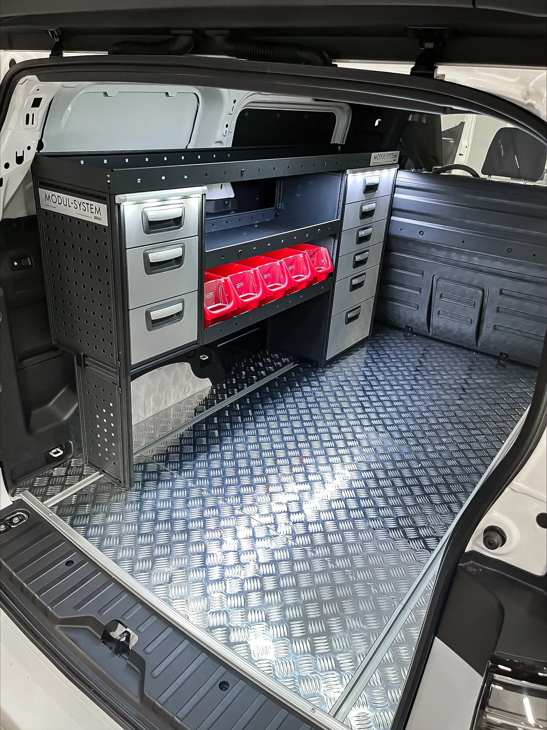 Ultrahochfester Stahl senkt das Gewicht: Regal von Modul-System im VW ID. Buzz Cargo.