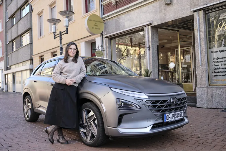 Goldschmiedin Sevinc Abdeddaim aus Frechen.