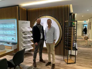 David Gerlach (rechts), Handwerksunternehmer aus Duderstadt, veranstaltet zweimal im Jahr in seinem Ladenlokal besondere Events. Zu Besuch: Patrick Neumann von handwerk magazin (links).