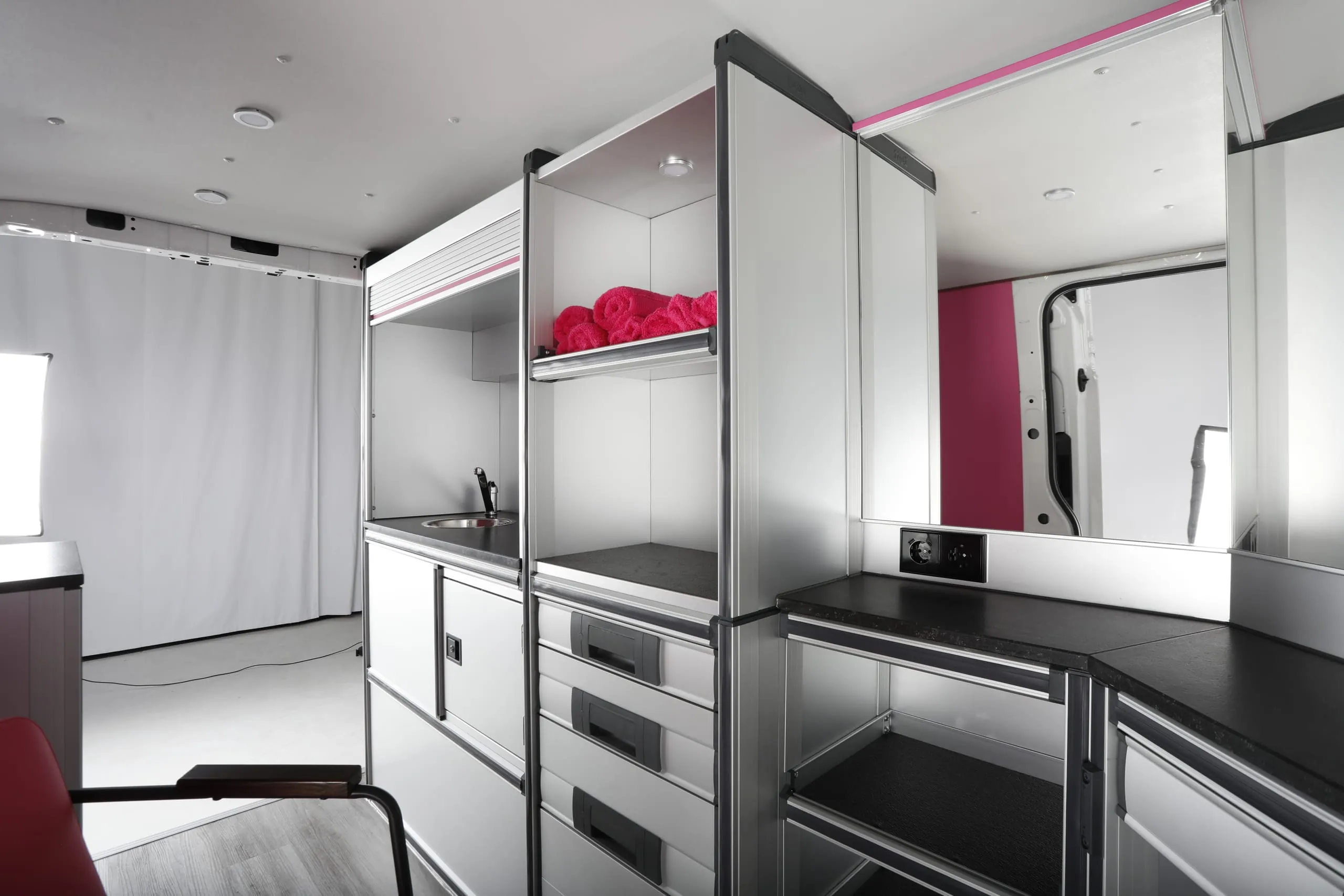 Vorwiegend besteht die Fahrzeugeinrichtung aus Aluminium-Strangpressprofilen sowie aus schlagfestem Kunststoff.