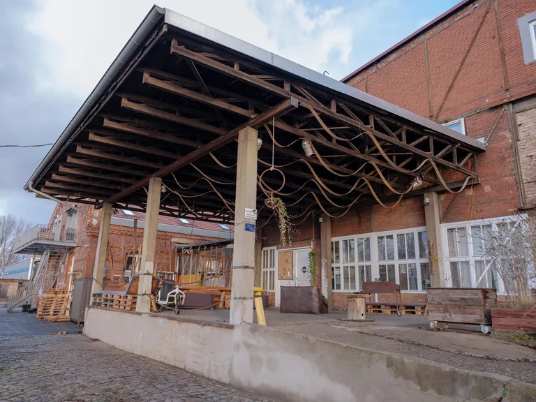 Es ist ein Ort für interdisziplinären Austausch und zwar auf den verschiedensten Ebenen. Mehrere Künste und Gewerke teilen gemeinsame Räume, Projekte, Ideen,