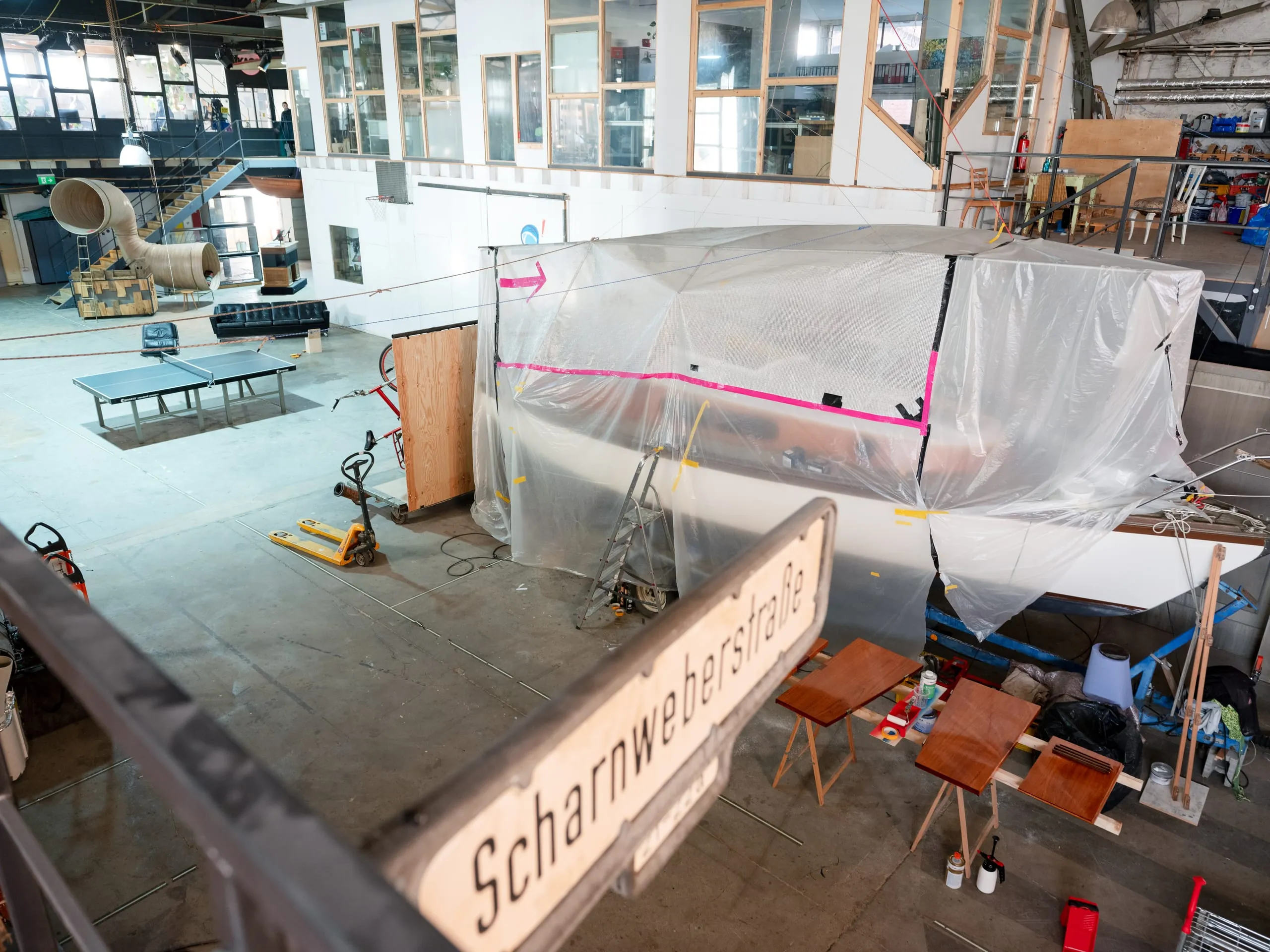 Mehrere Künste und Gewerke teilen gemeinsame Räume, Projekte, Ideen, aber auch Maschinen miteinander.