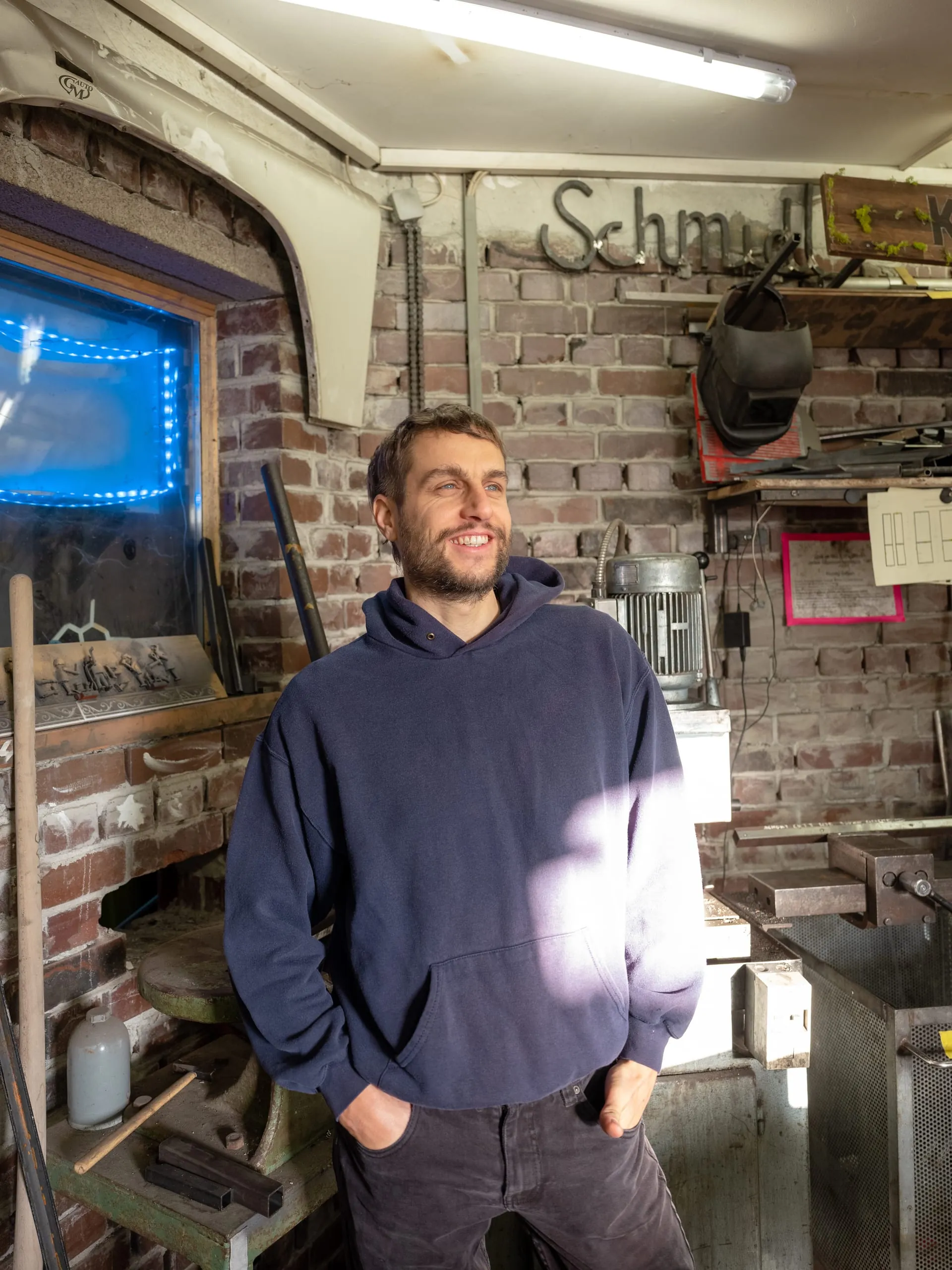 Volker Rueß, in seiner ehemaligen Schmiede- Werkstatt. Heute ist er Geschäftsführer des KAOS.