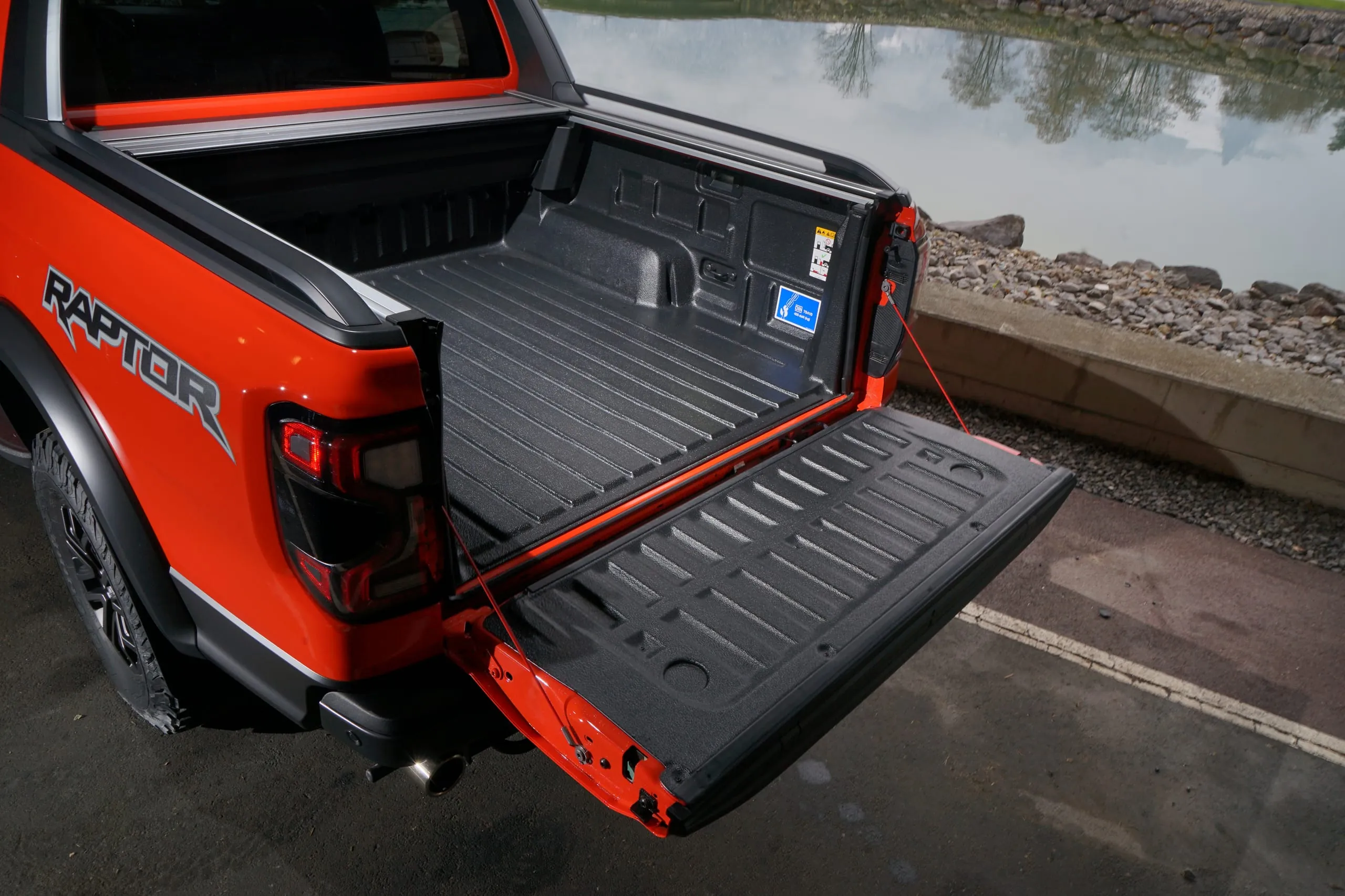 Passt und sitzt: Eine Europalette lässt sich quer verstauen, es gibt Steckdosen zur Stromversorgung elektrischer Geräte.