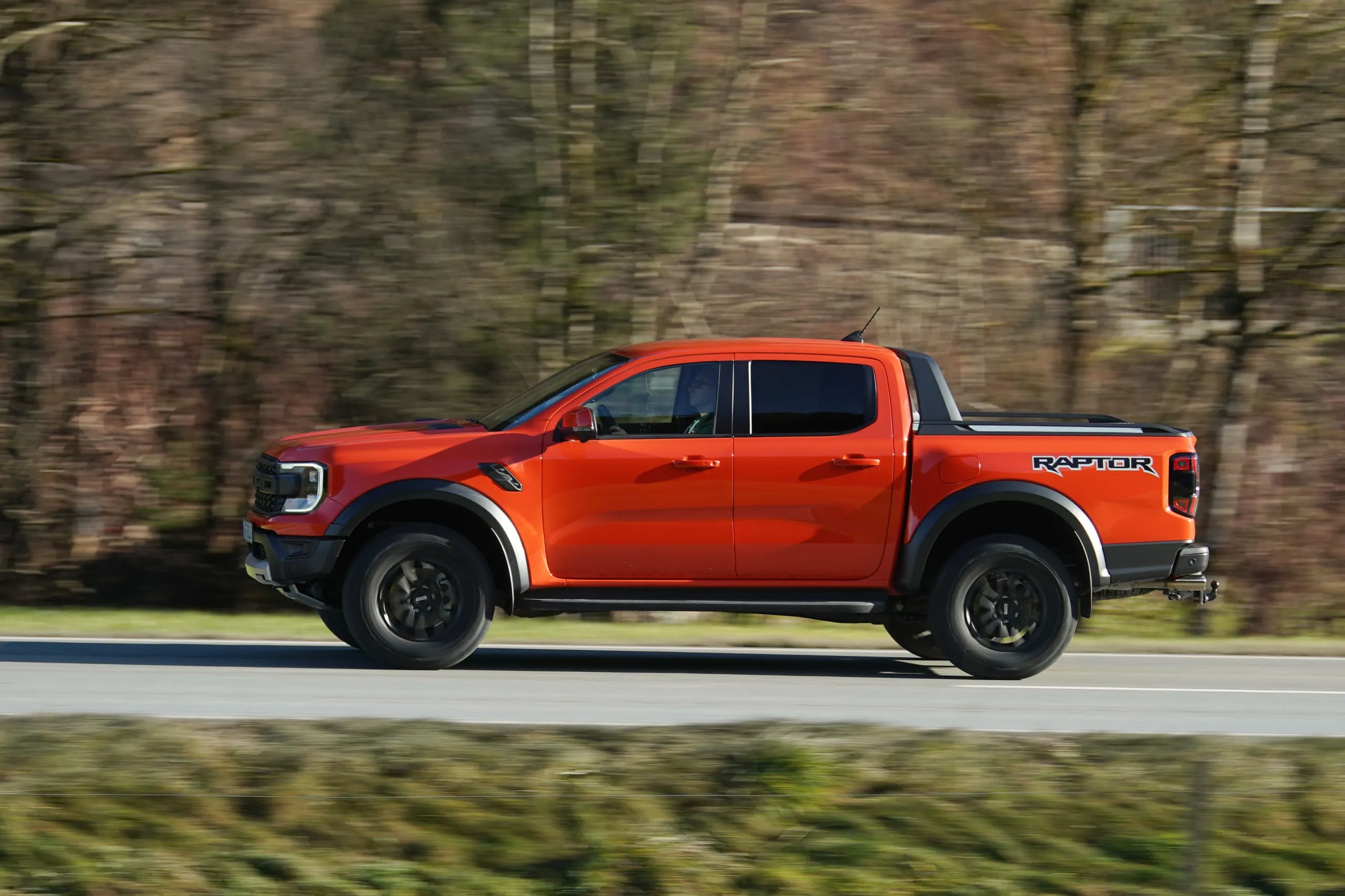 Gute Figur: Auf der Straße bewegt sich der Ford Ranger Raptor sehr behände und überraschend komfortabel.