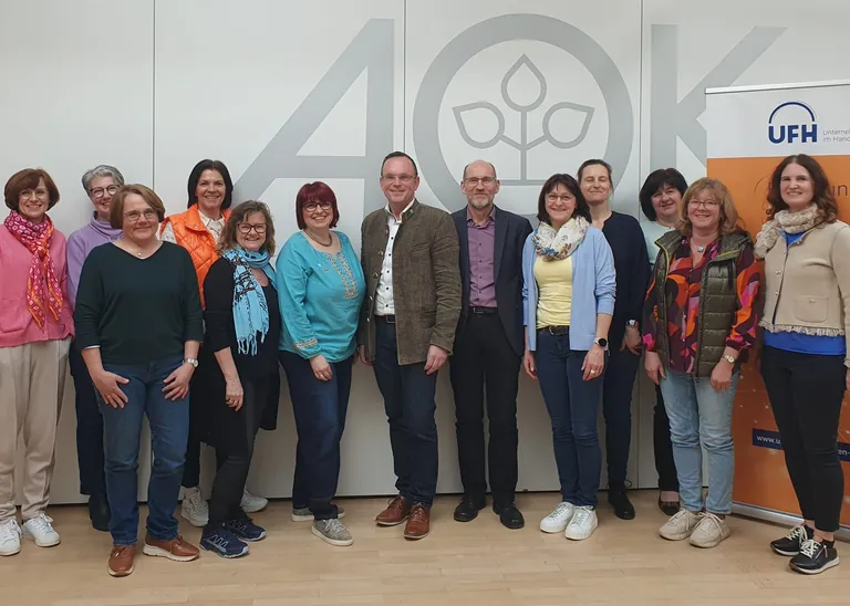 Manuela Nemela UFH-Vorsitzende mit Josef Brandl und Peter Frank AOK (Mitte) und UFH-Seminarteilnehmerinnen